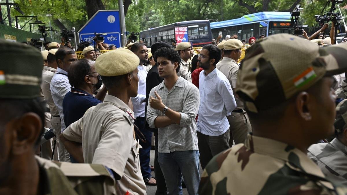 जंतर-मंतर हमले के विरोध में सीजेपी का पुलिस स्टेशन के बाहर प्रदर्शन, पिता पर हमले के आरोपी 'इन्फ्लुएंसर' के खिलाफ कार्रवाई की मांग