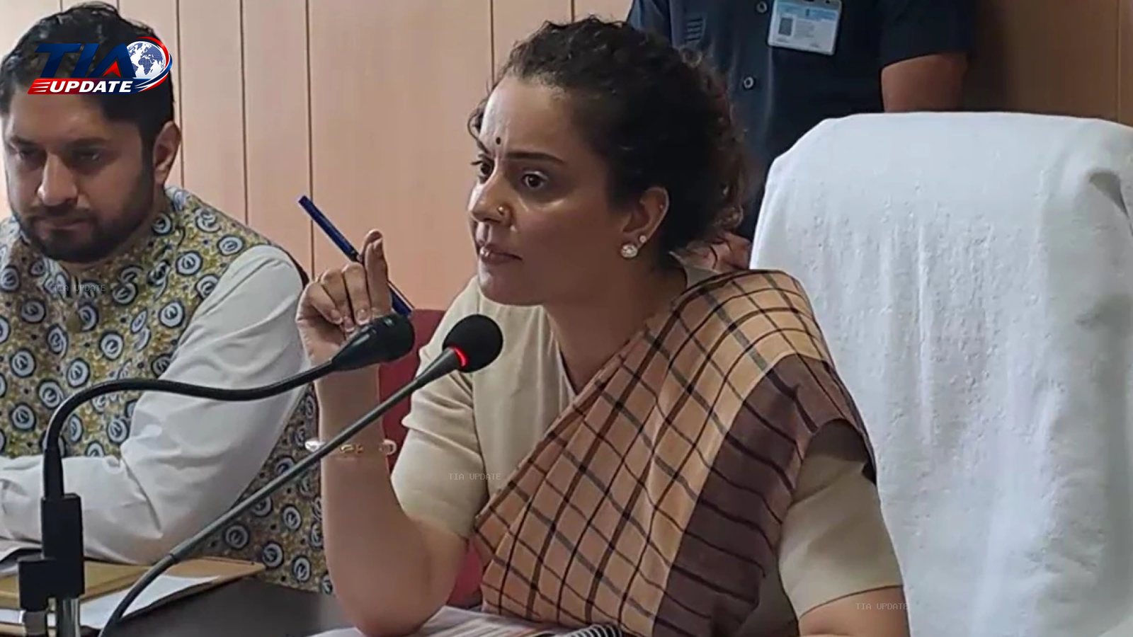 कंगना राणा ने मंडी अधिकारियों पर चिल्लाया: "जुमला मत दो"